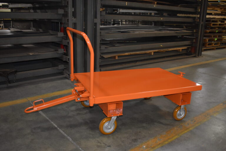Hybrid steer trailer switching between quad steer towing and manual push